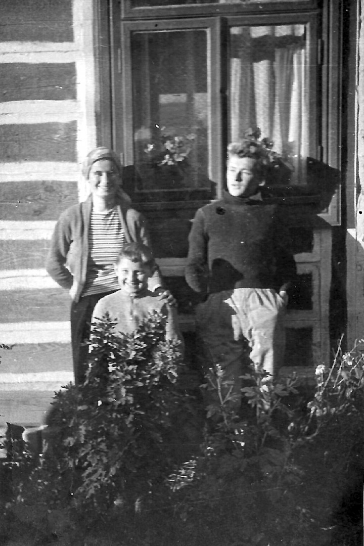19. Budy, od prawej Teodor Błoński, Sabina Błońska, Stanisław Błoński, 1959 r.